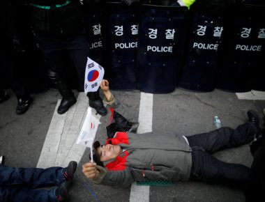 Δύο νεκροί μετά την καθαίρεση της προέδρου Παρκ στη Νότια Κορέα (φωτό)